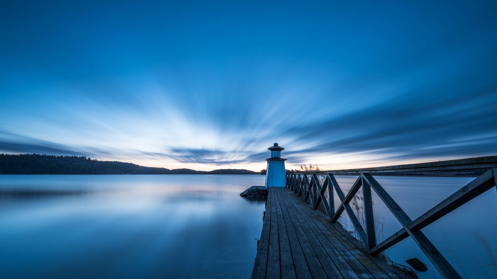 Деревянный причал на фоне красивого неба