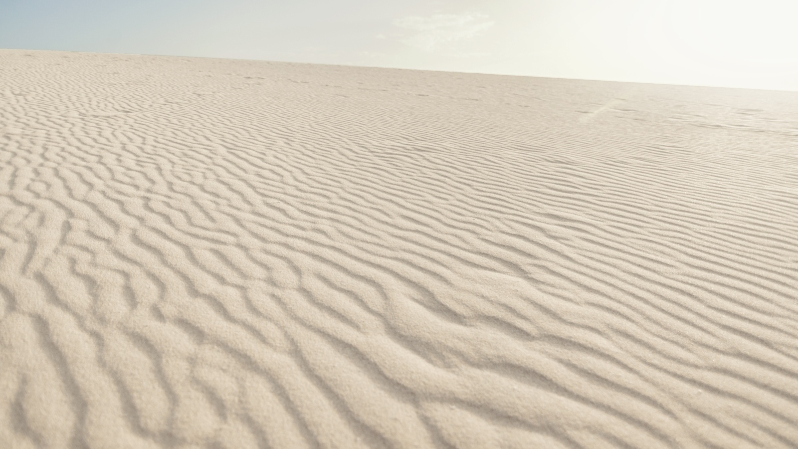 Волны на горячем песке в пустыне