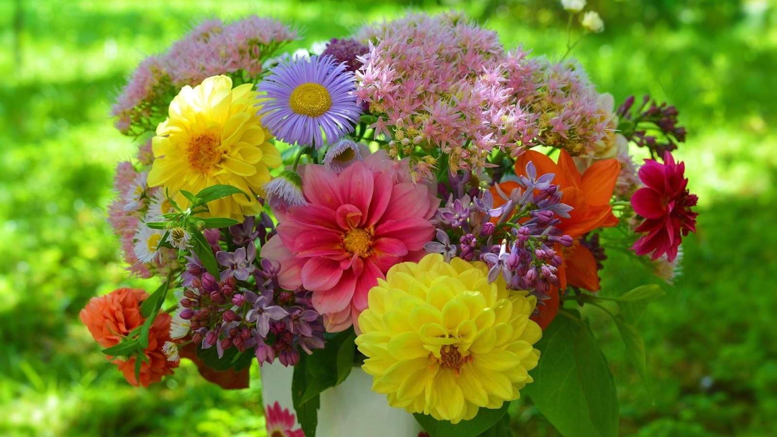 Красивый букет садовых цветов в вазе