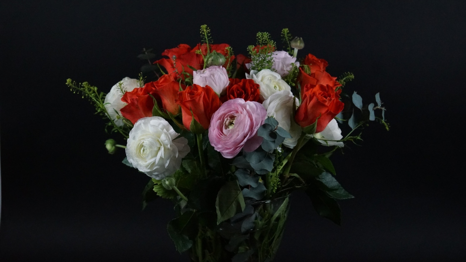 Красивый букет с цветами лютика и красной розы на черном фоне