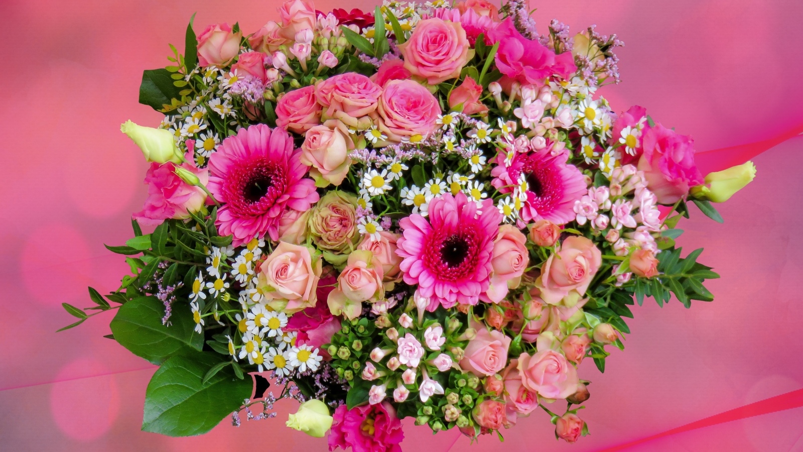 Красивый праздничный букет на розовом фоне