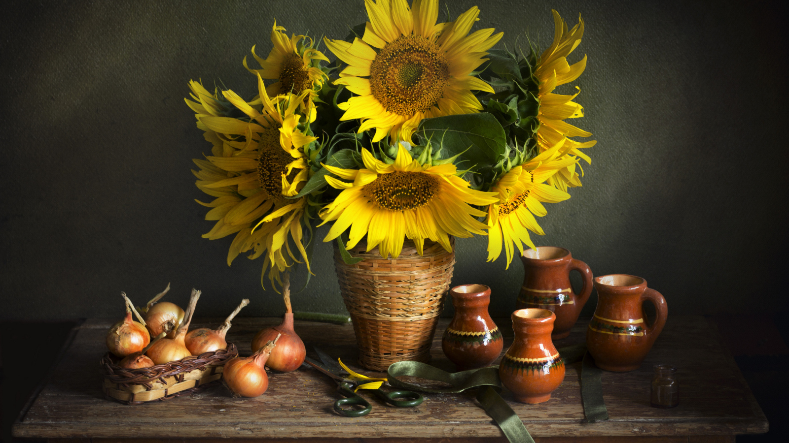 Букет цветов подсолнуха на столе с луком