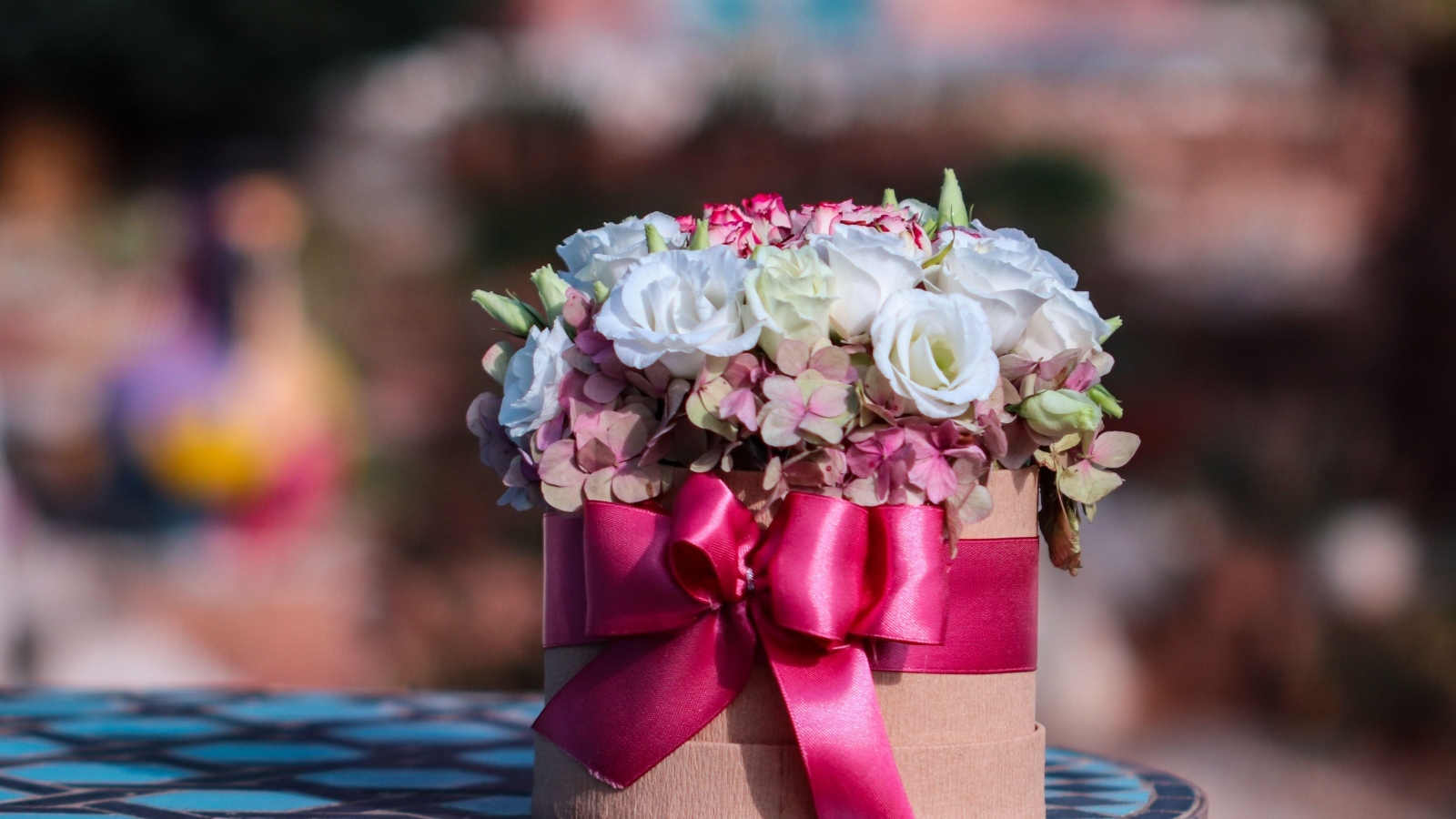 Букет с цветами розы и гортензии