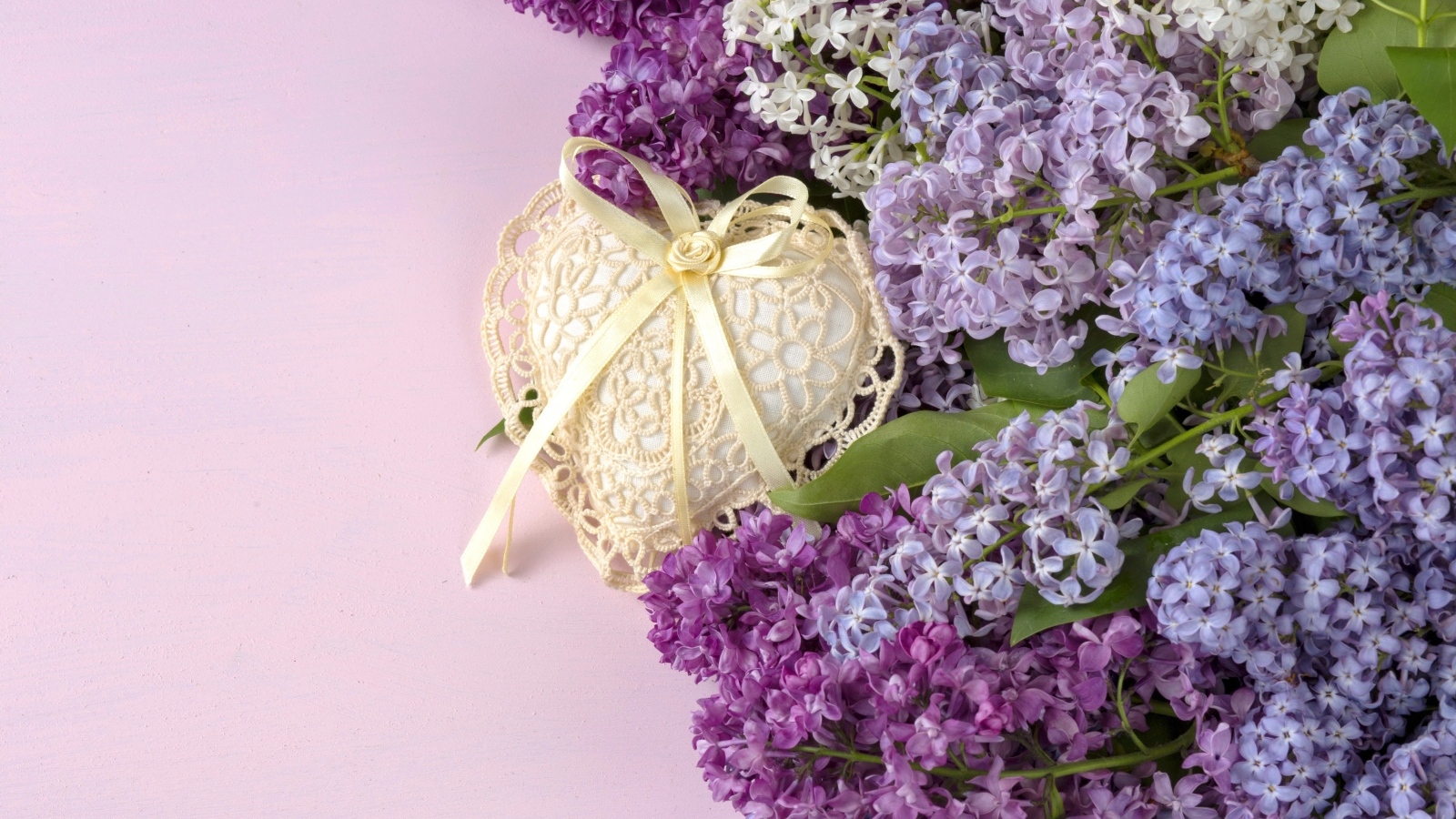 Букет сирени с сердцем