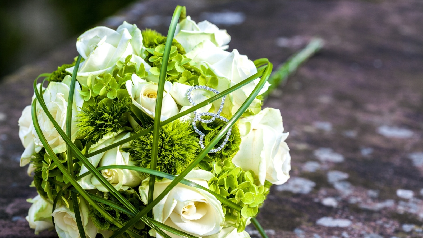 Свадебный букет с белыми розами