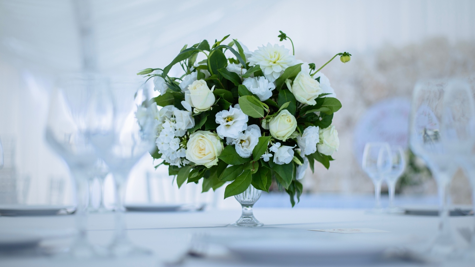 Белый свадебный букет в вазе на столе