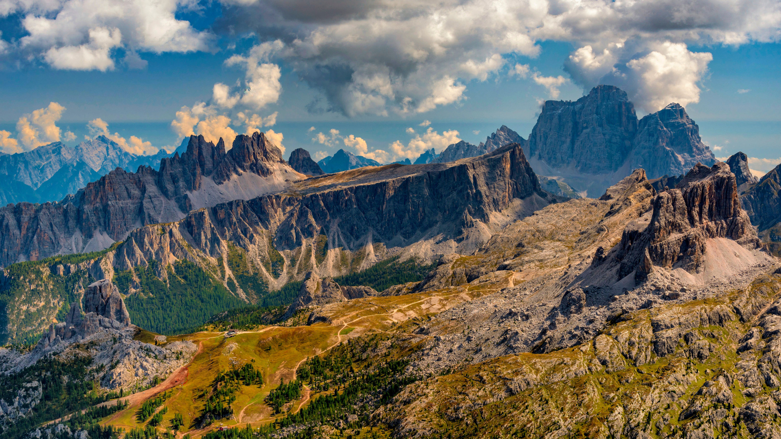 Красивые облака над итальянскими Альпами