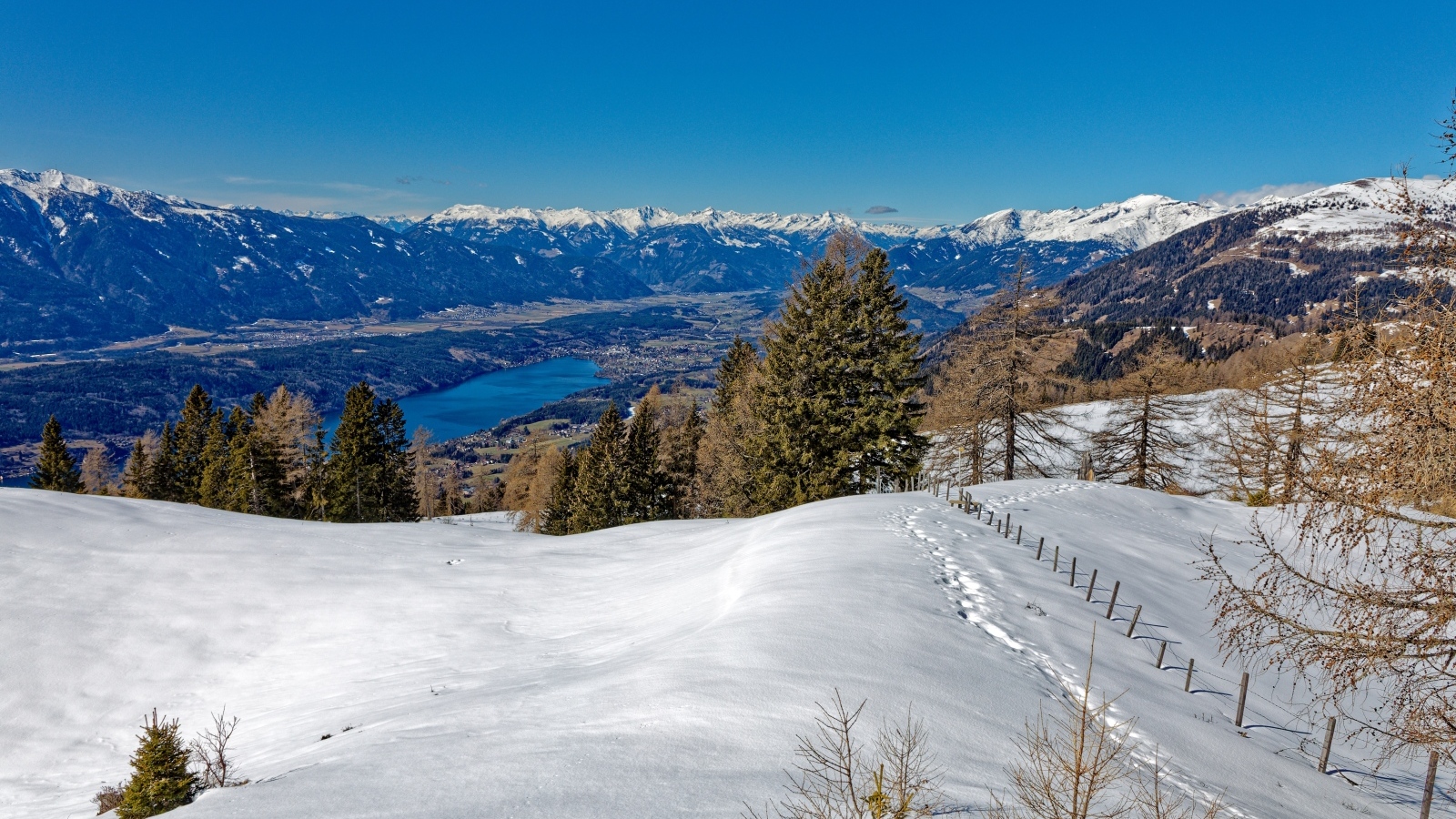 Красивый вид с заснеженной горы 