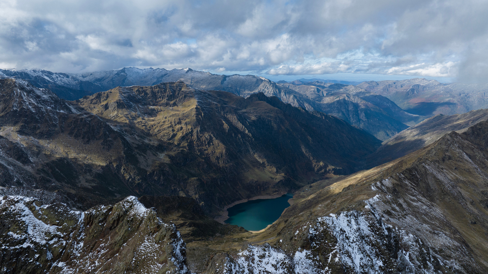 Красивый вид на величественные горы под белыми облаками