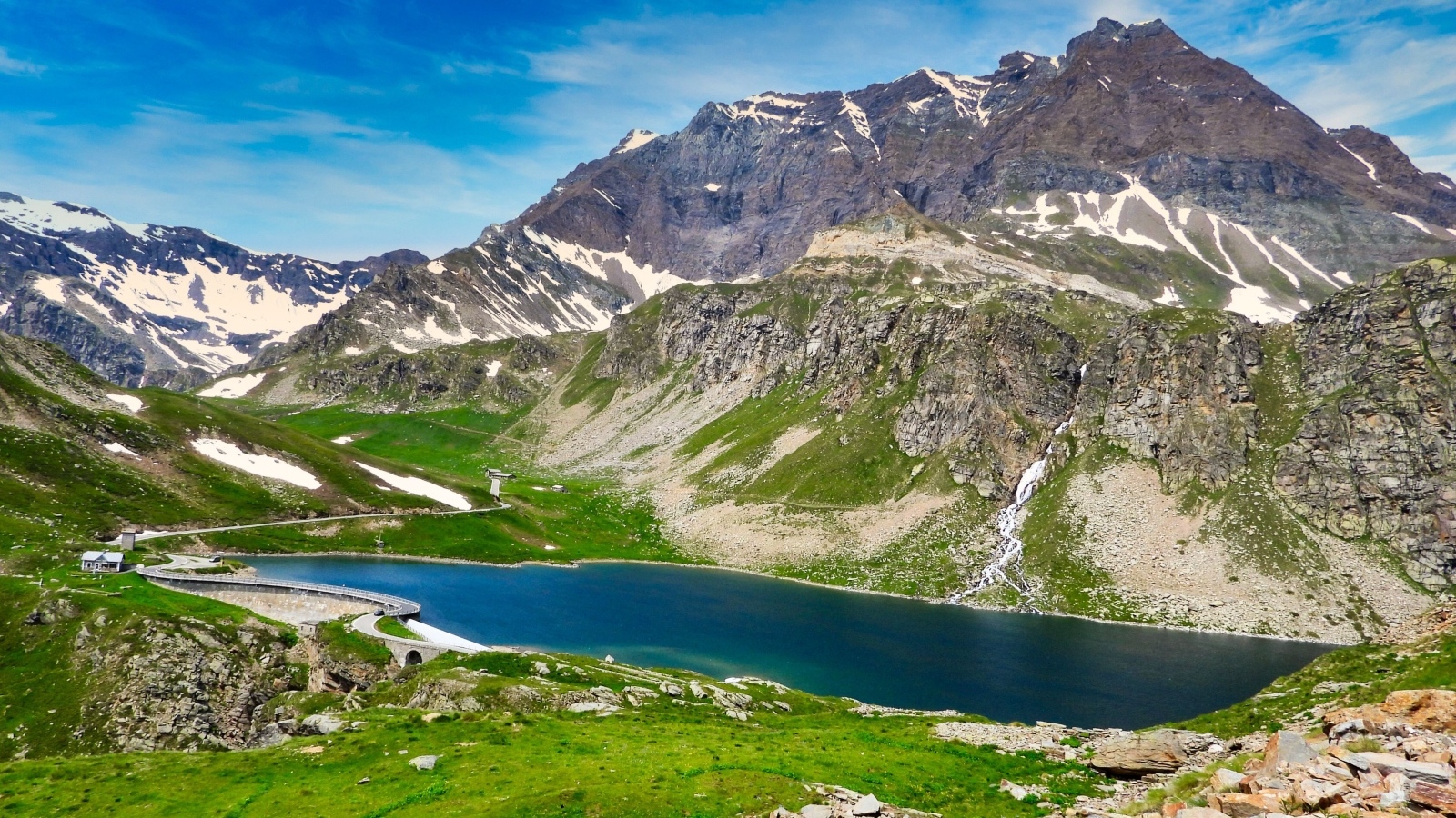 Высокие скалистые горы под голубым небом