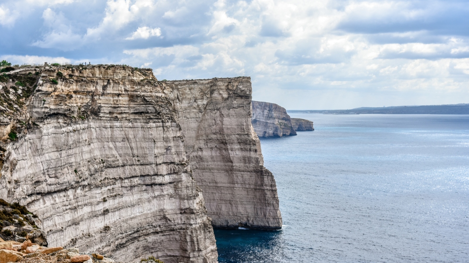 Высокие каменные утесы на берегу залива