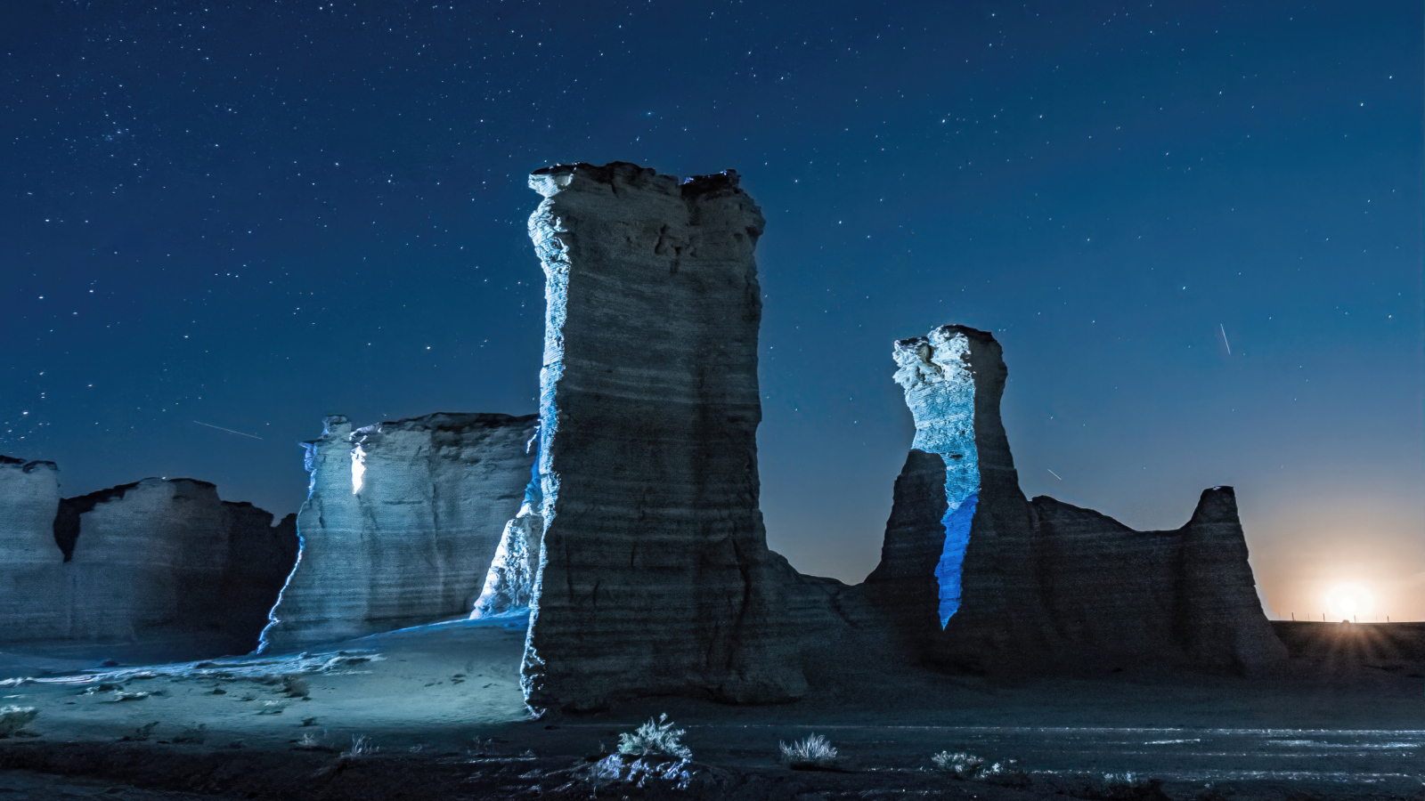 Горный монумент под ночным звездным небом