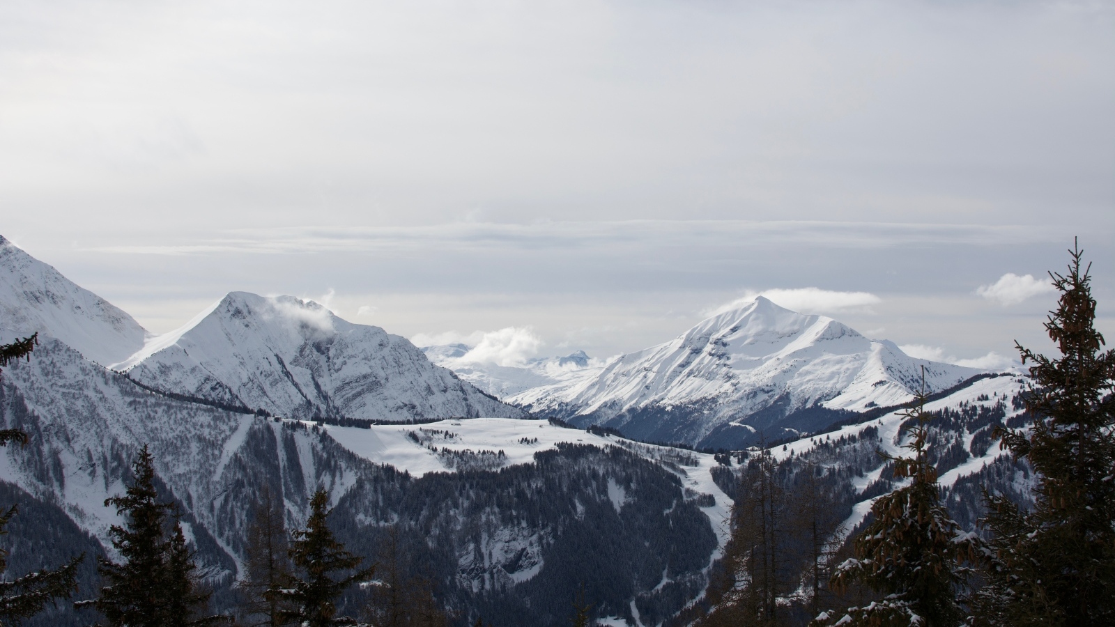 Острые вершины покрытых снегом гор