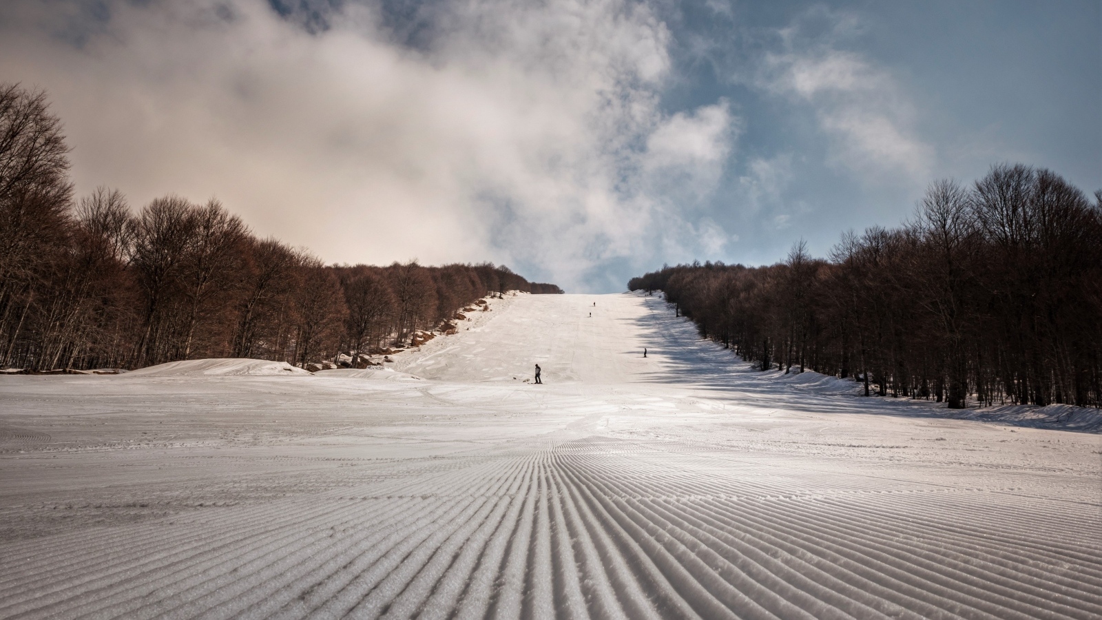 Покрытый снегом спуск с горы