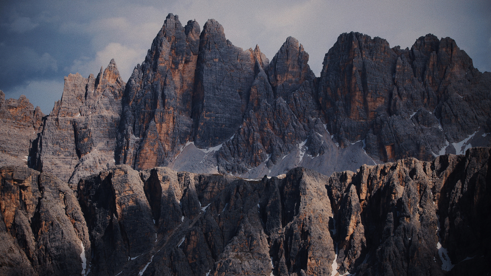 Грозные острые вершины гор крупным планом