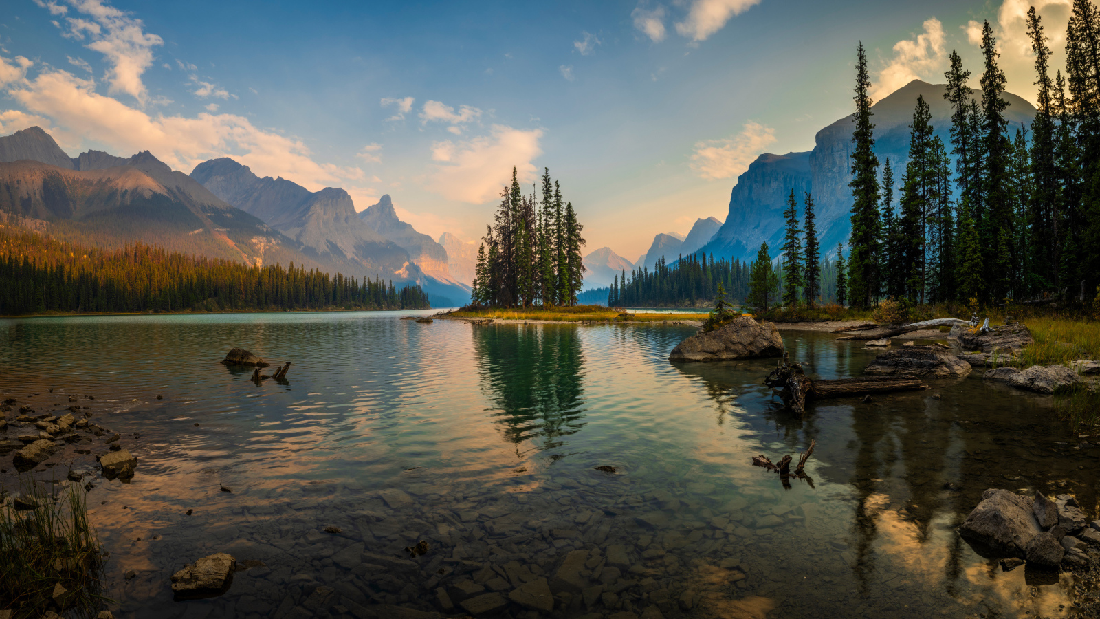 Спокойное холодное озеро в горах