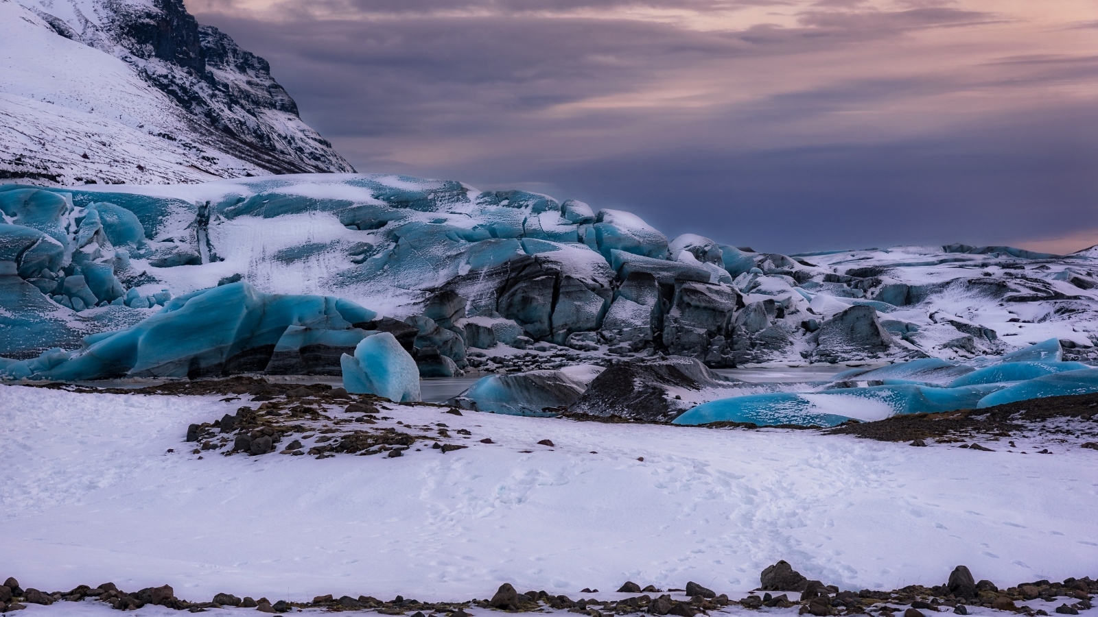 Заледеневшие глыбы на берегу