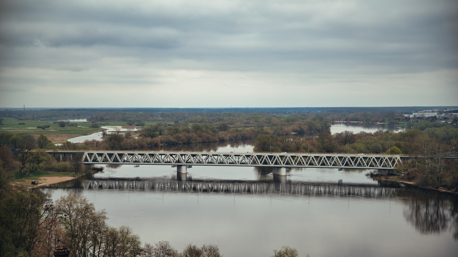 Старый железный мост через реку