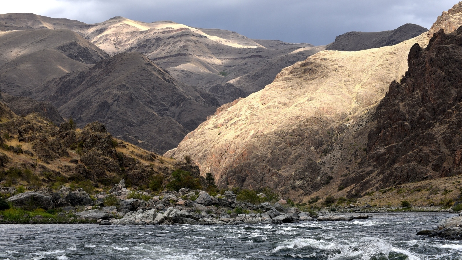 Река у горного массива