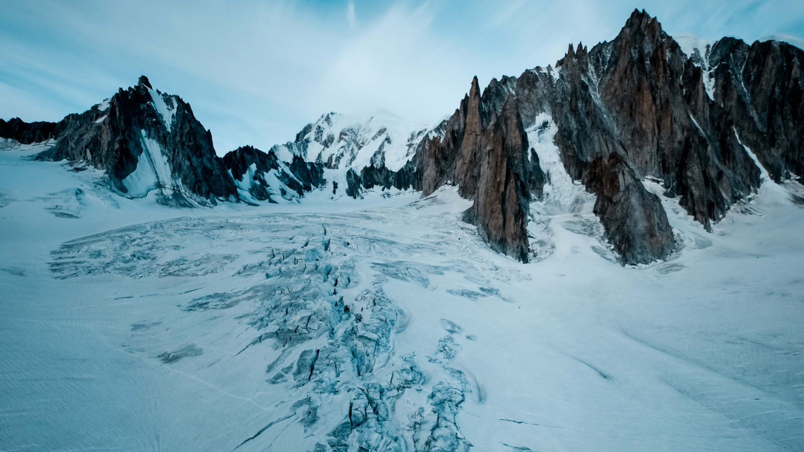 Покрытое снегом озеро в горах зимой