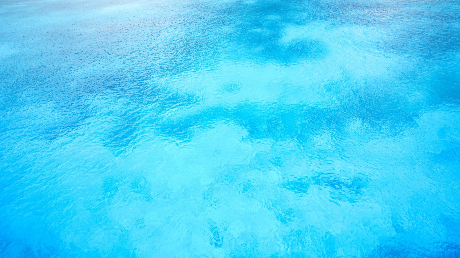 Спокойная бирюзовая вода в океане