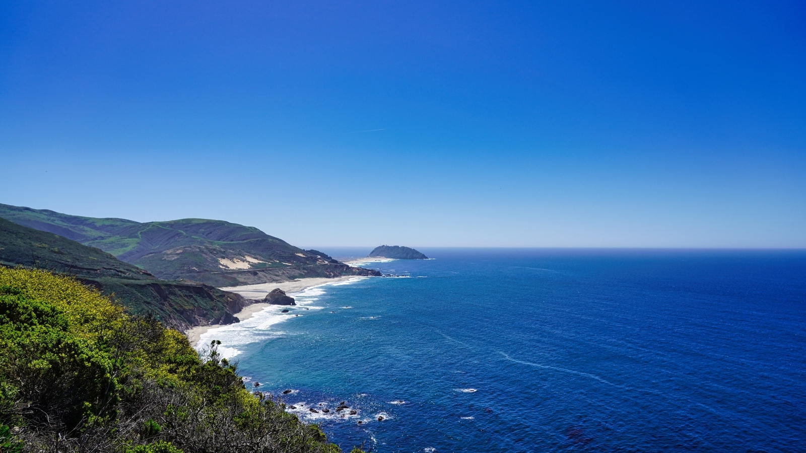 Красивый вид на горы у подножия океана