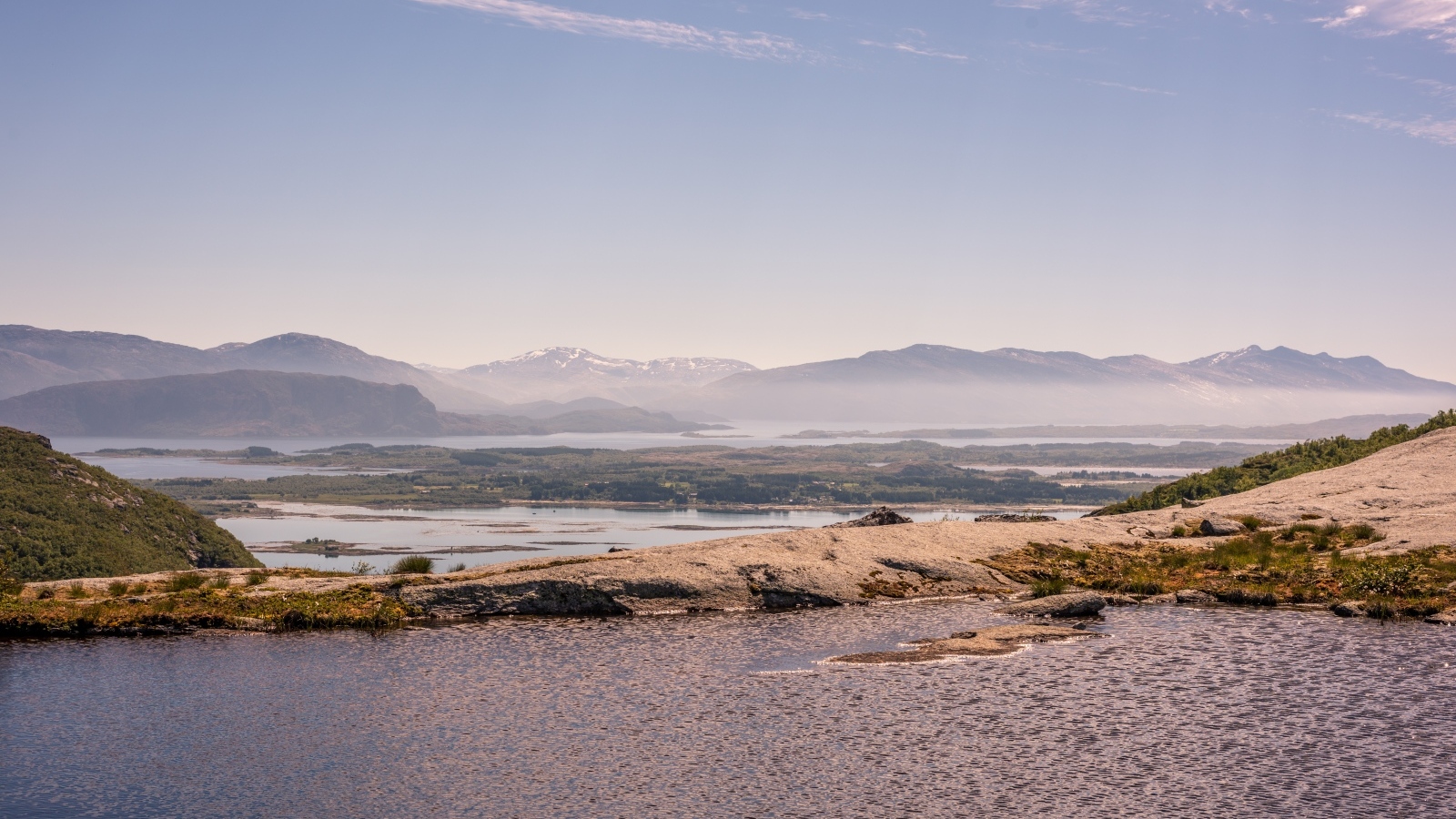 Спокойная вода в заливе под голубым небом летом