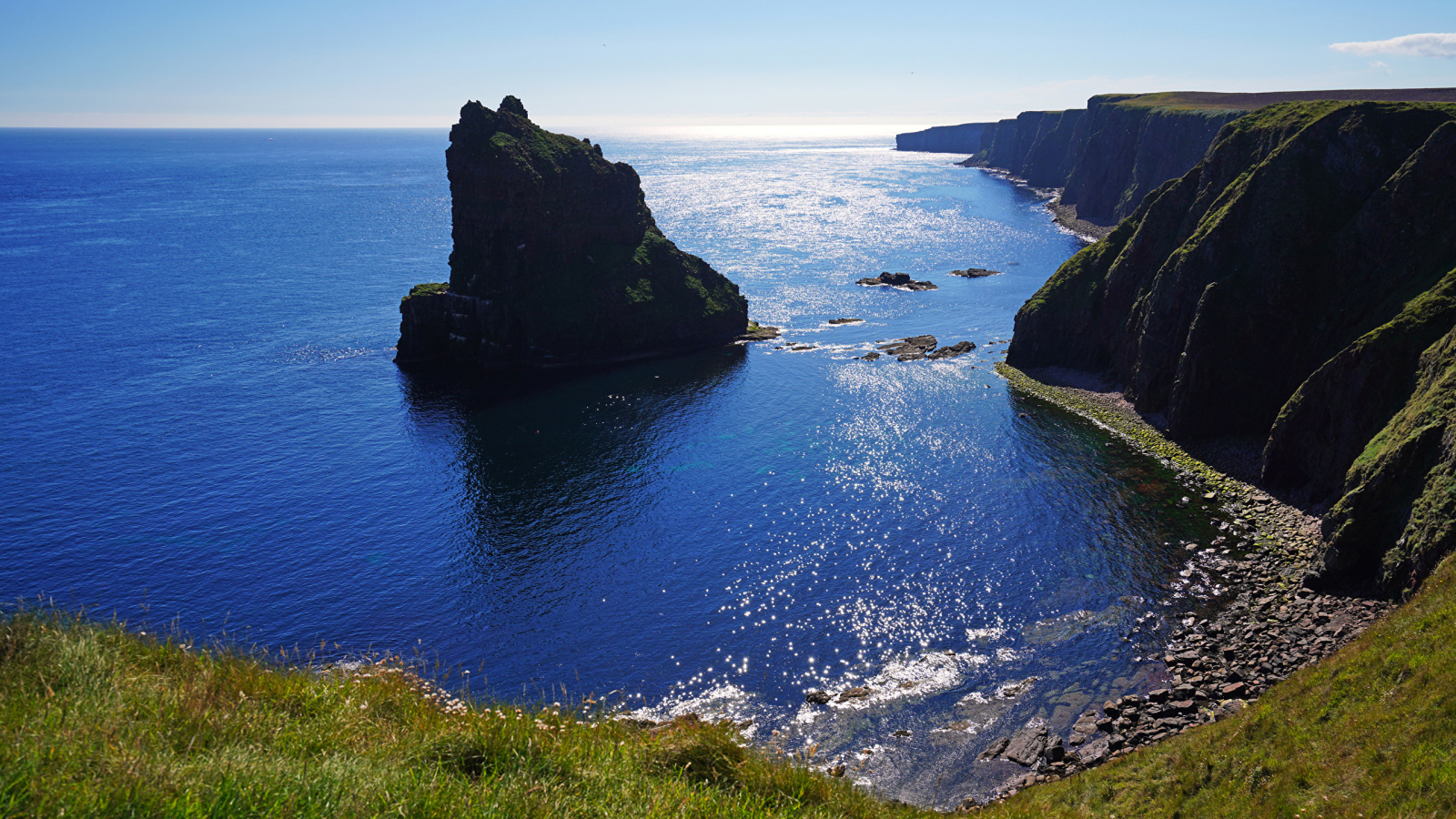 Холодная морская вода у скал