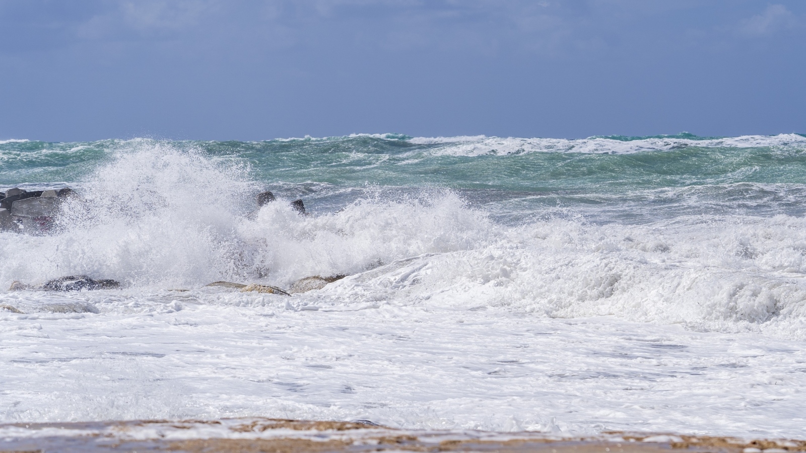 Белая морская пена на берегу моря