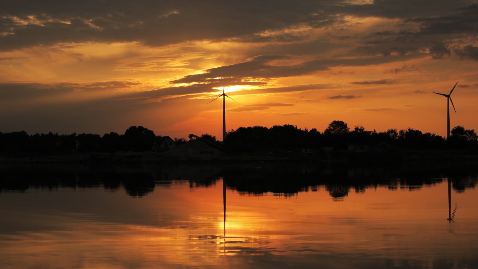 Красивый закат солнца отражается в озере