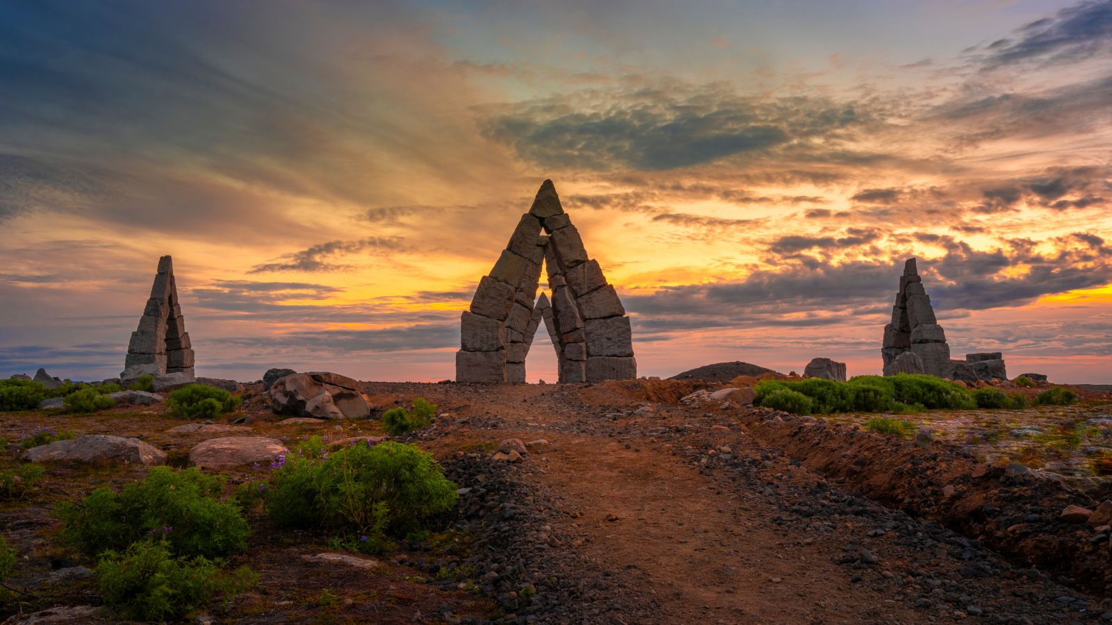 Каменные арки на фоне красивого неба на закате солнца