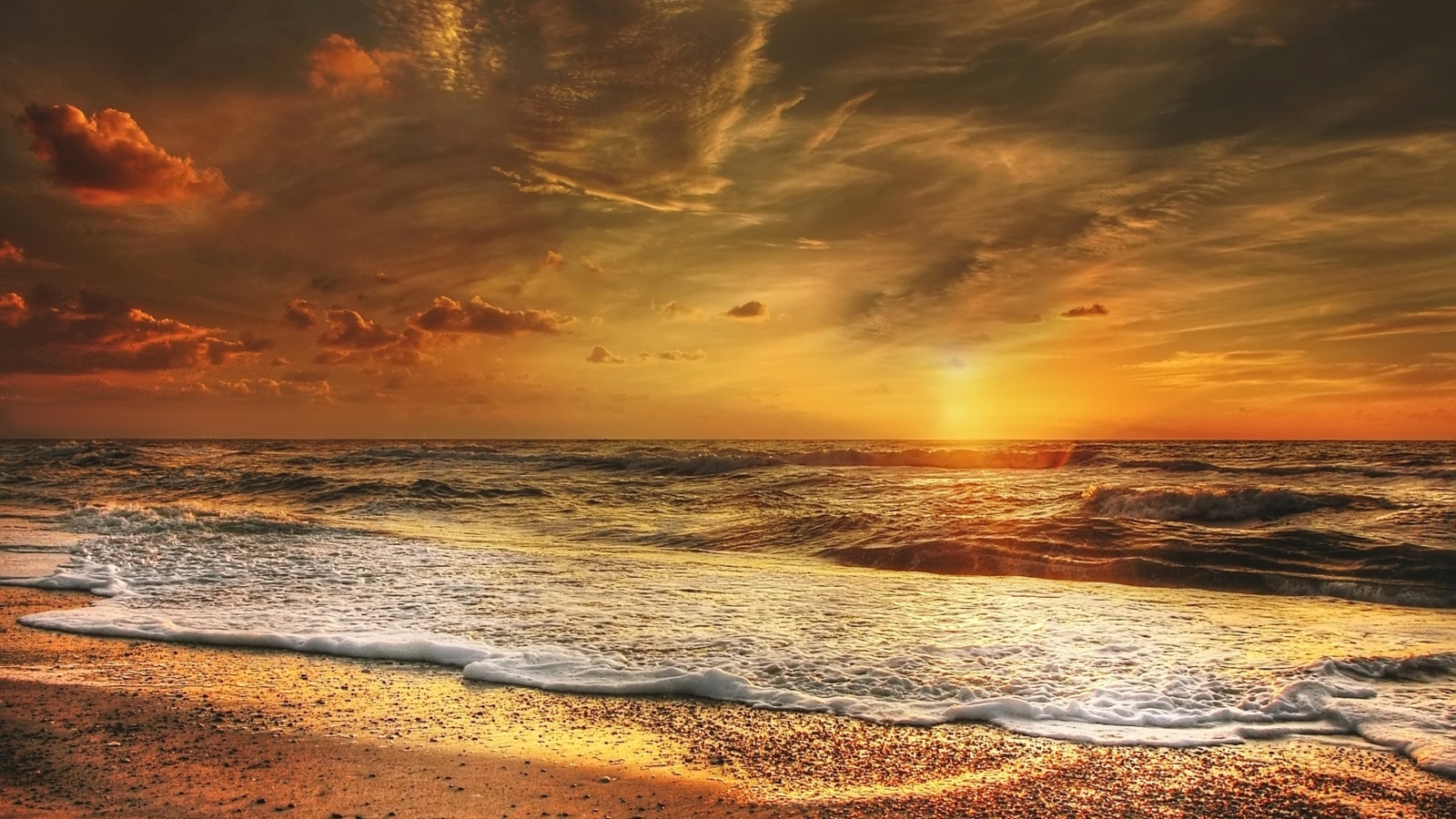 Закат солнца в небе у морского побережья