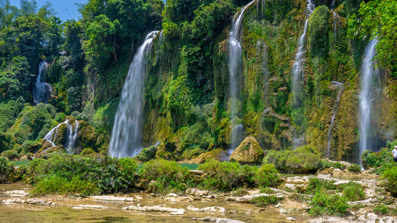 Красивые водопады стекают по склону горы