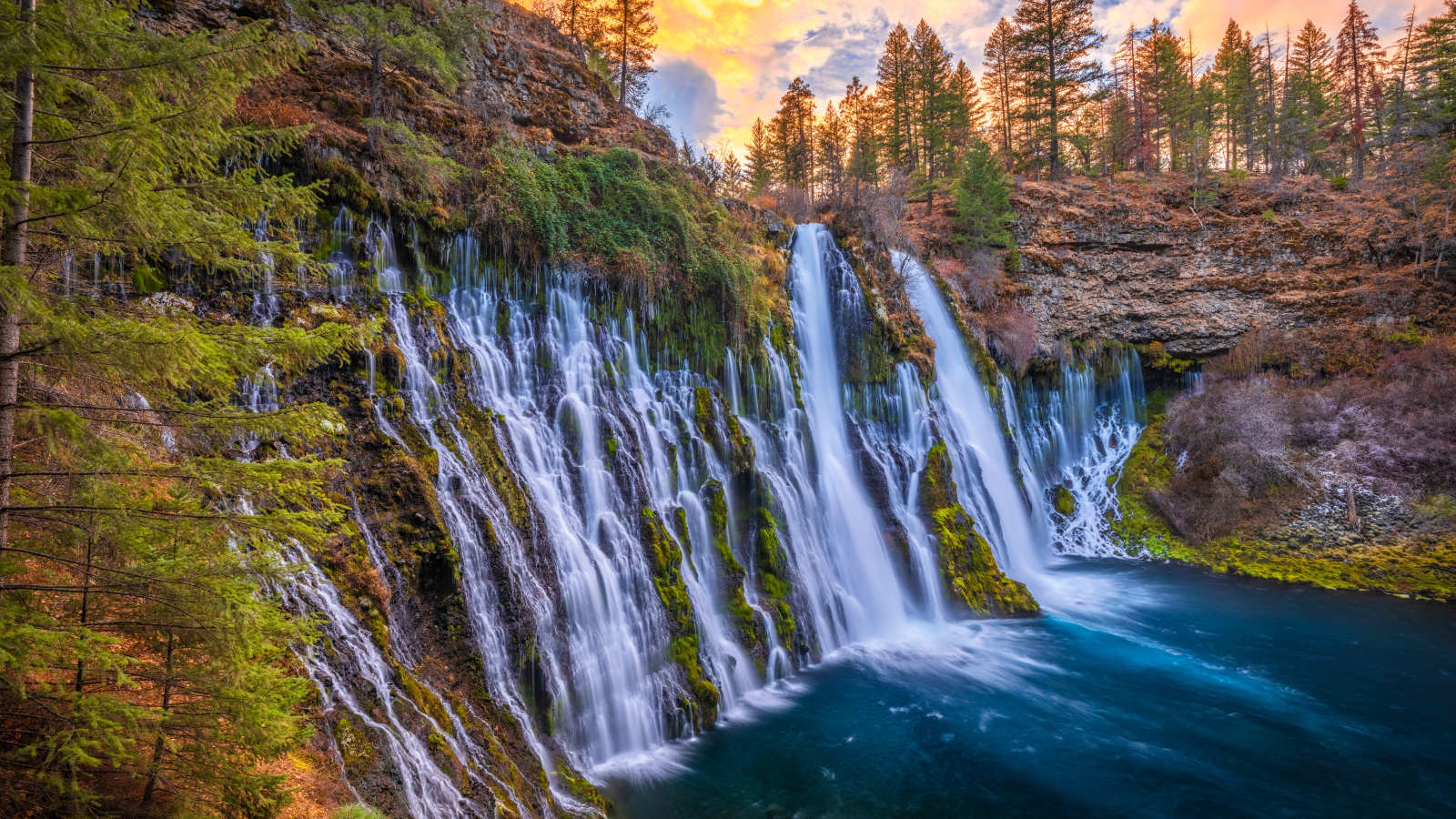 Быстрый водопад стекает в озеро, Калифорния