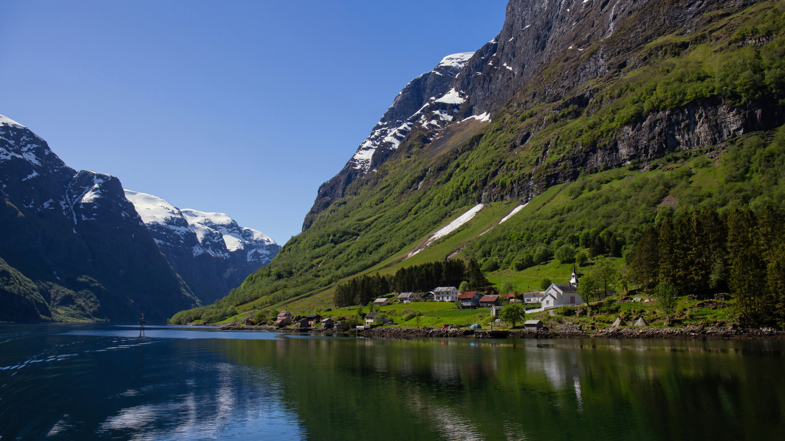 Красивый вид на фьорд под голубым небом