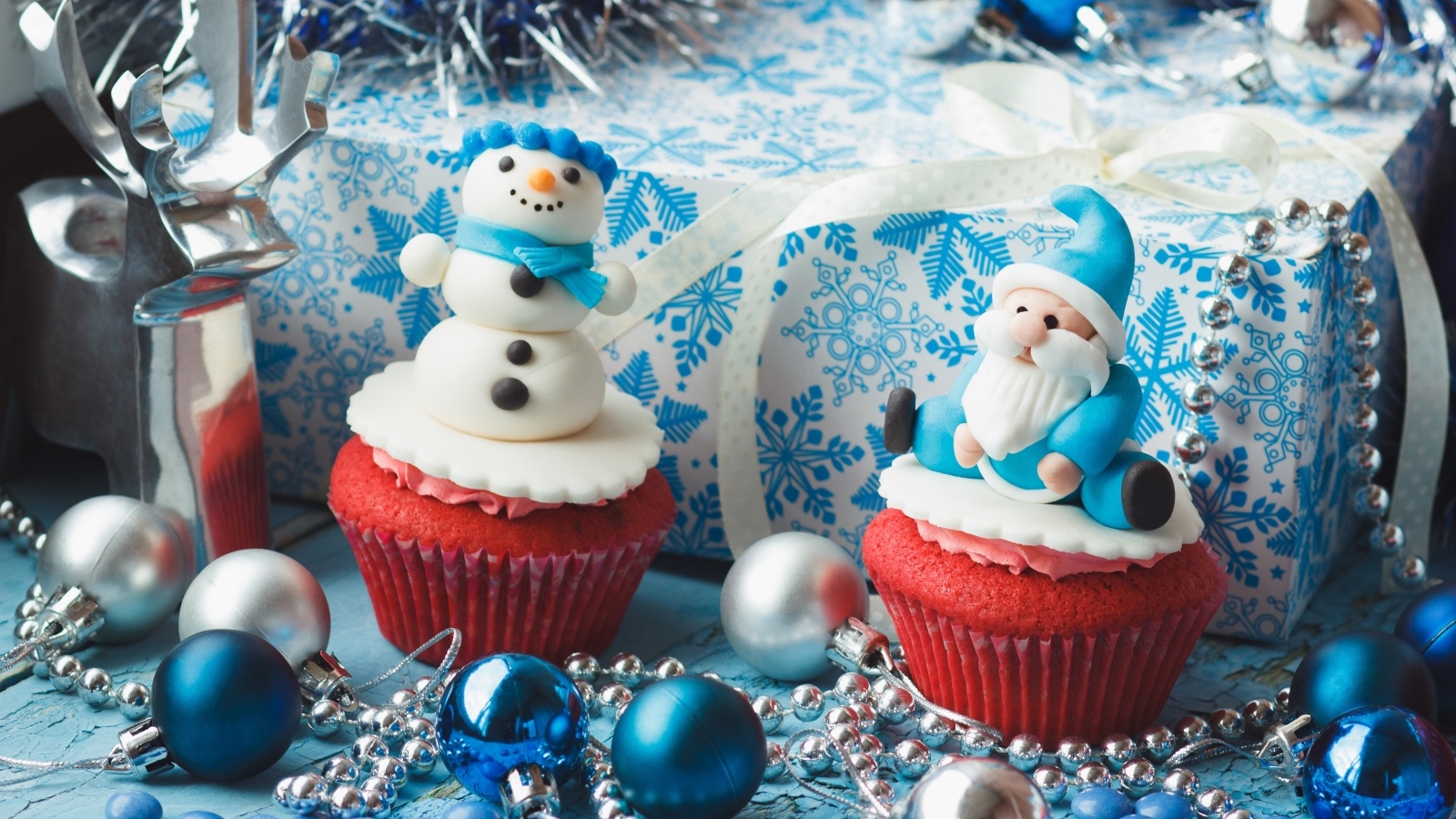 Красивые новогодние кексы с подарками и игрушками