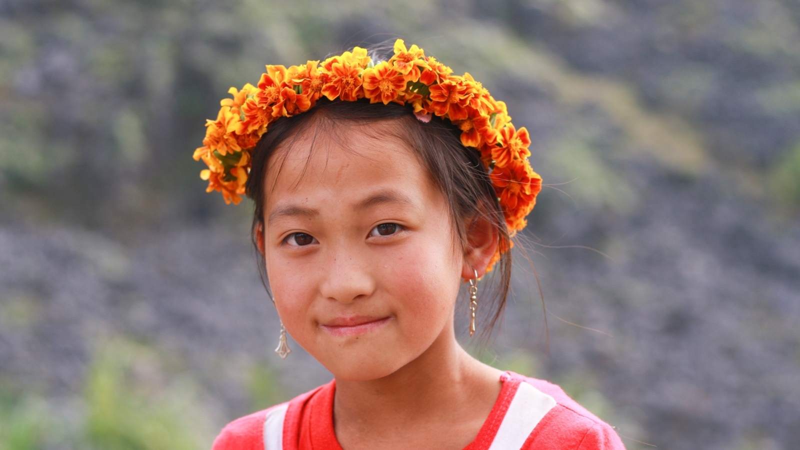 Девочка азиатка в венке на голове