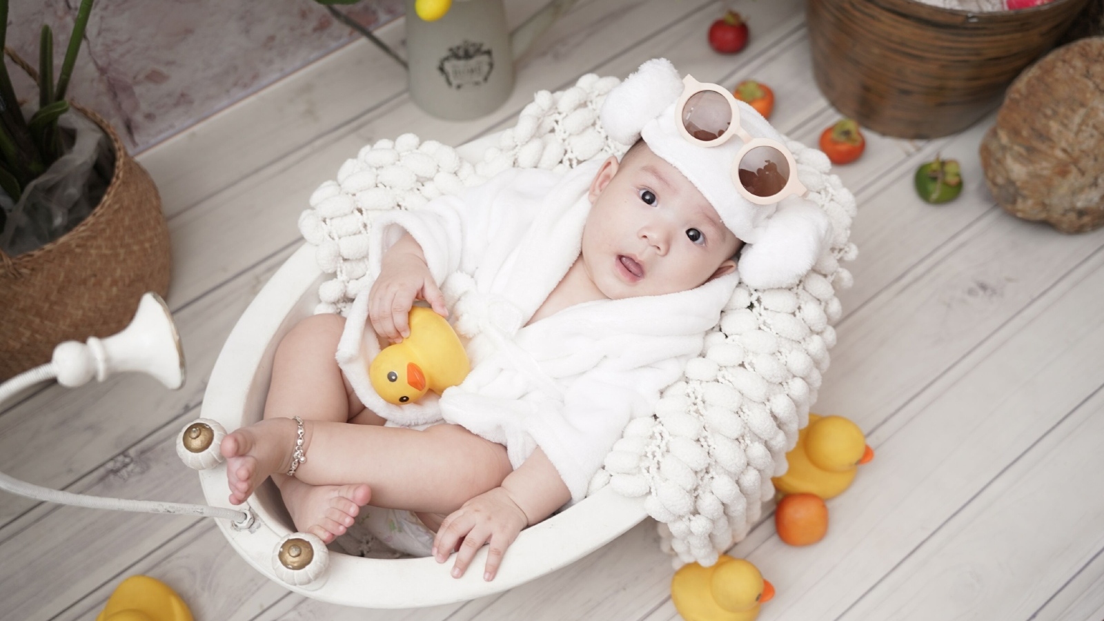 Ребенок в белой игрушечной ванной