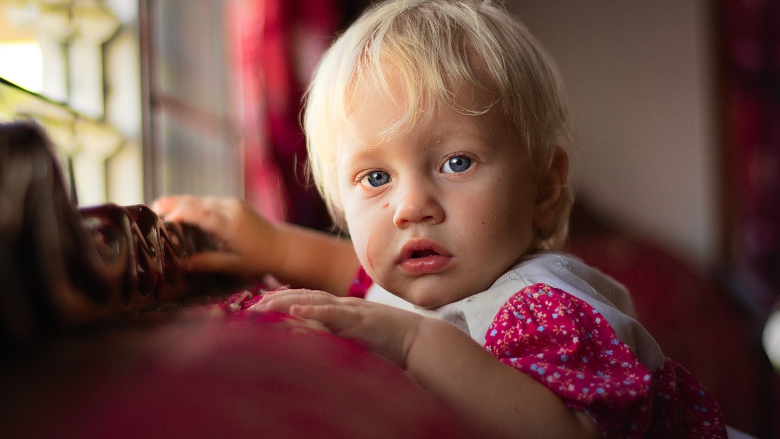 Красивая девушка с голубыми глазами