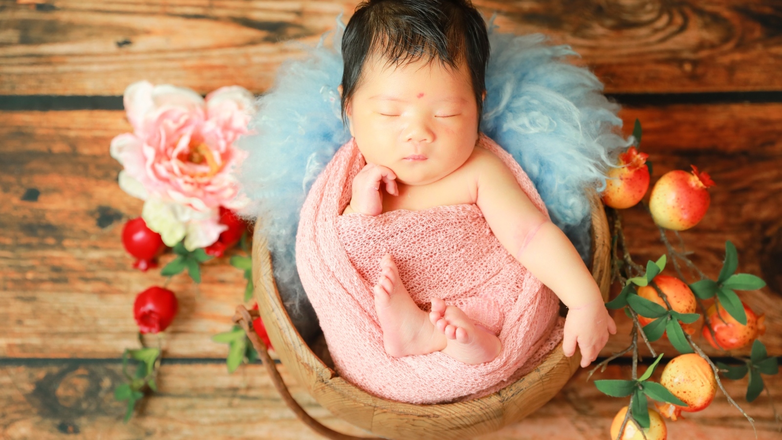 Красивый спящий ребенок с декором