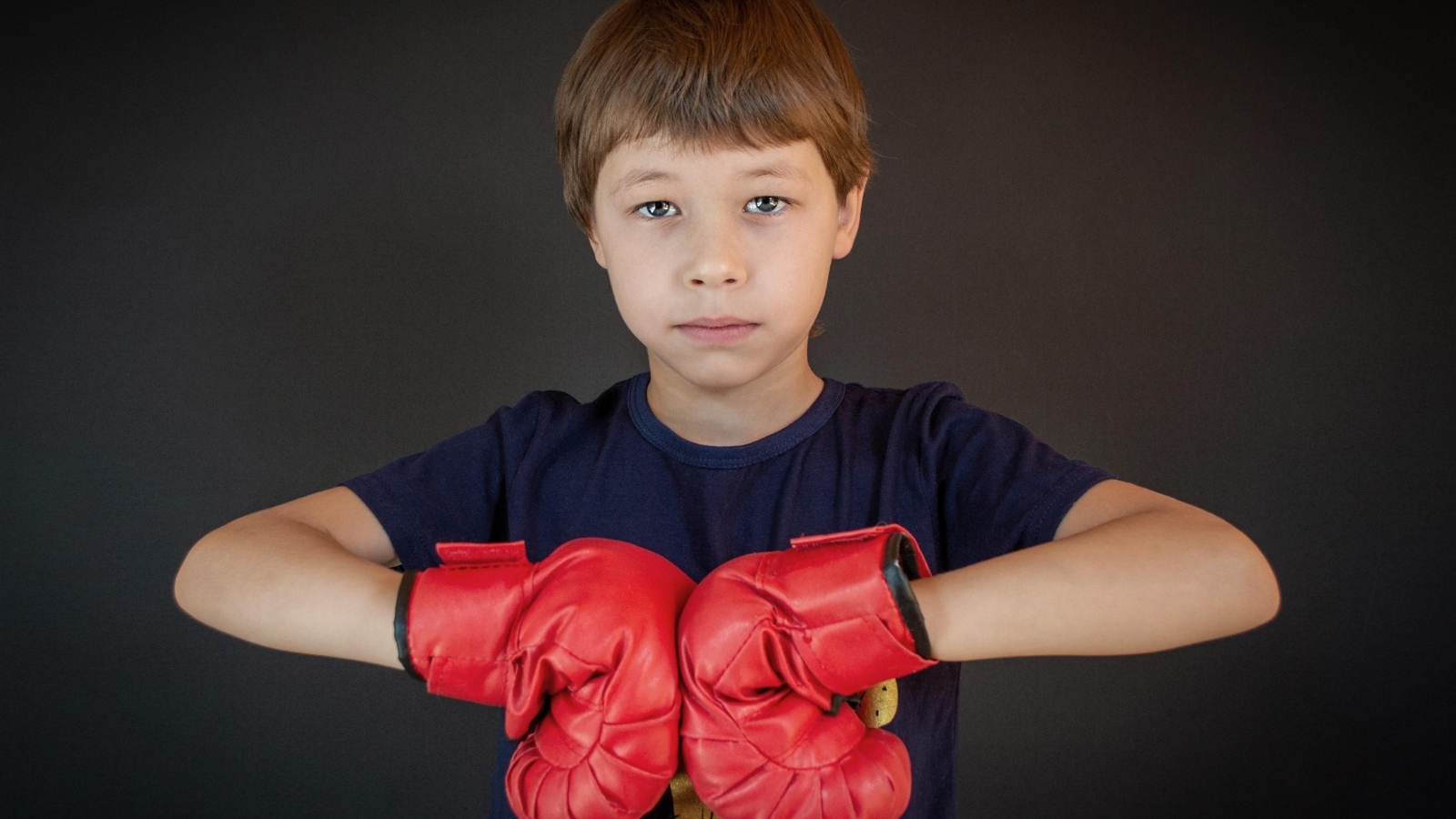 Мальчик в красных боксерских перчатках