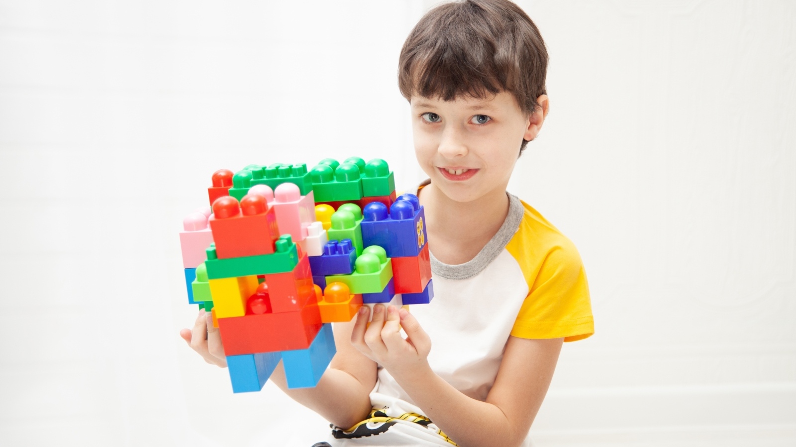 Мальчик с конструктором в руках