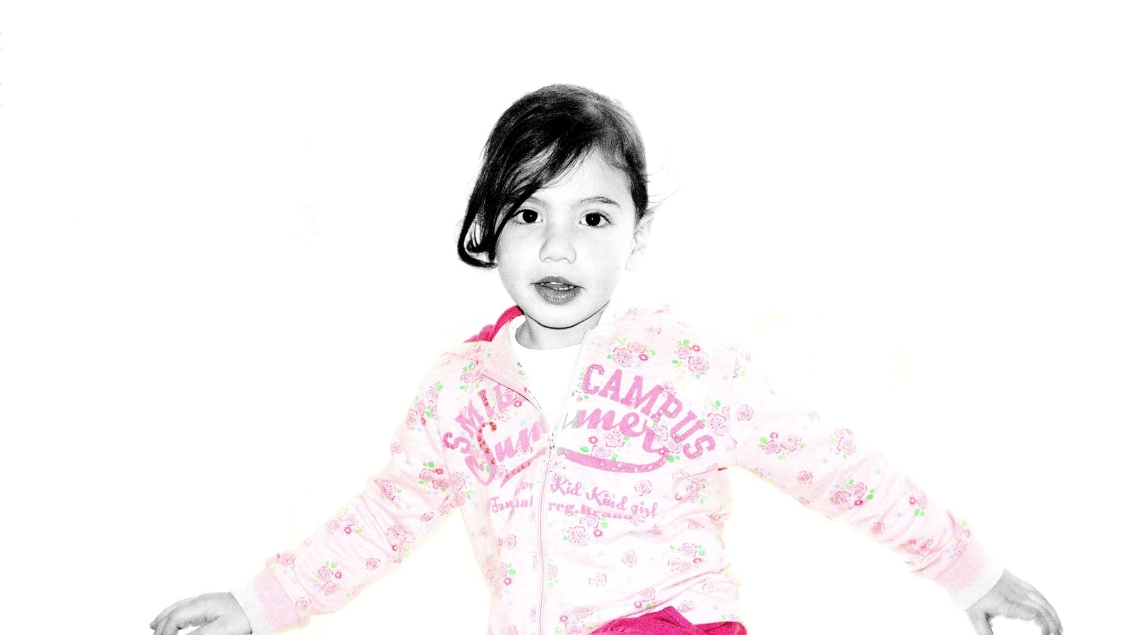 Кареглазая девочка в костюме на белом фоне