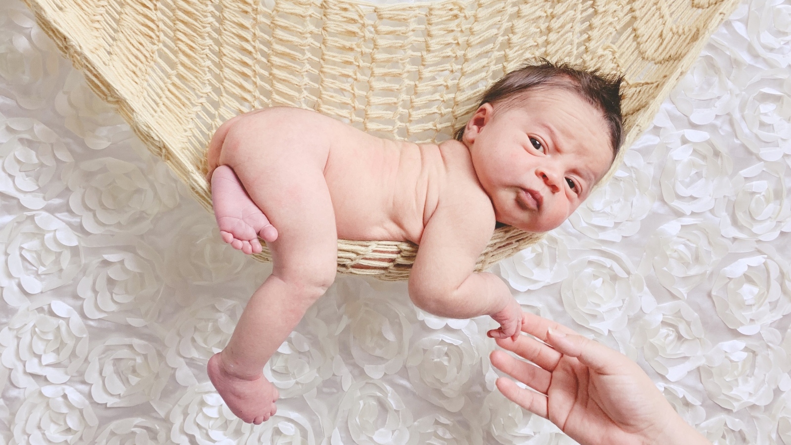 Ребенок лежит в гамаке 