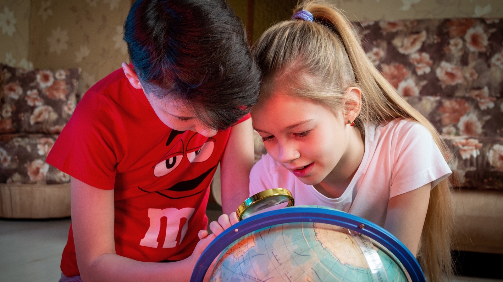 Дети школьники изучают глобус