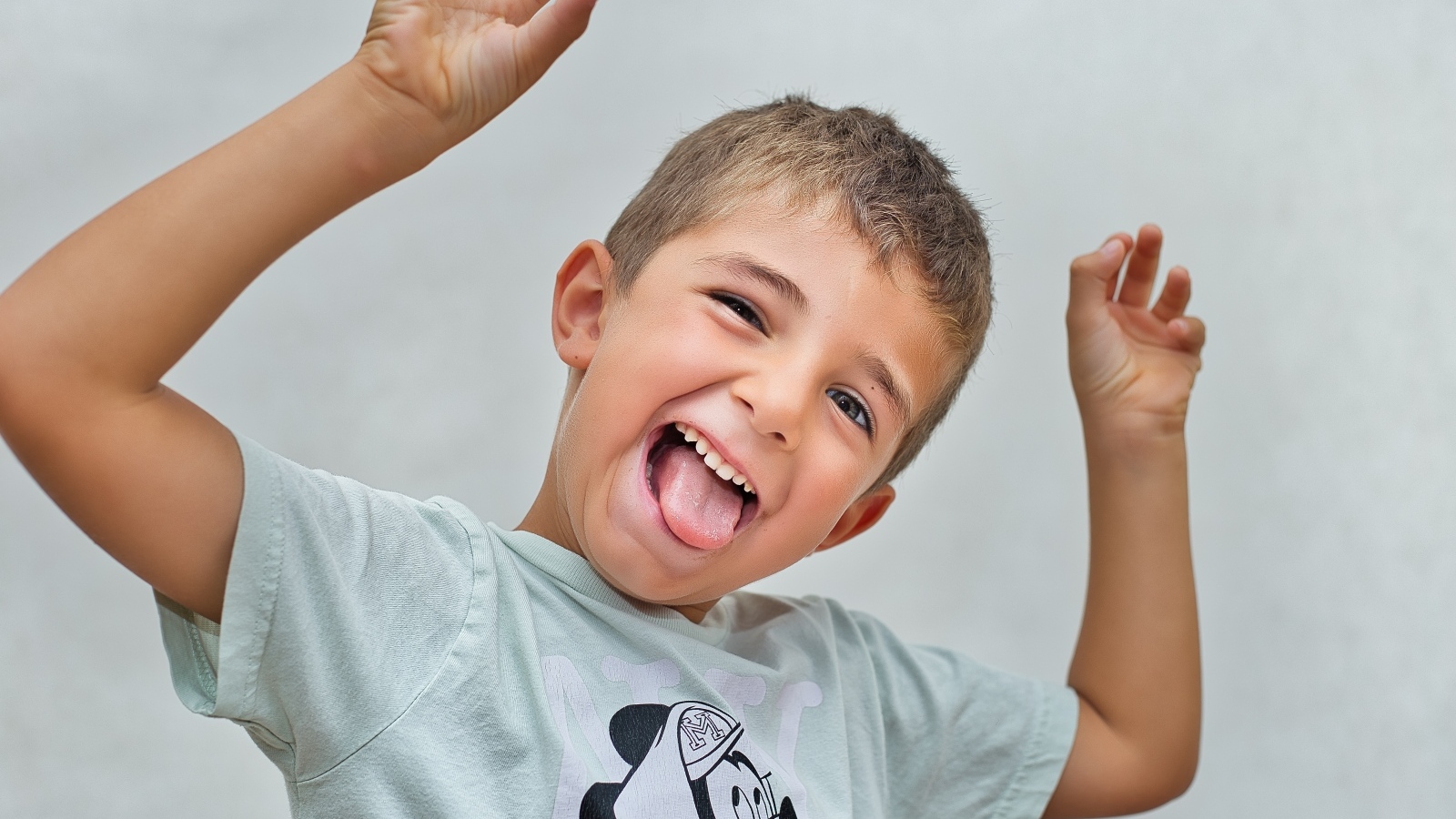 Смешной мальчик высунул язык