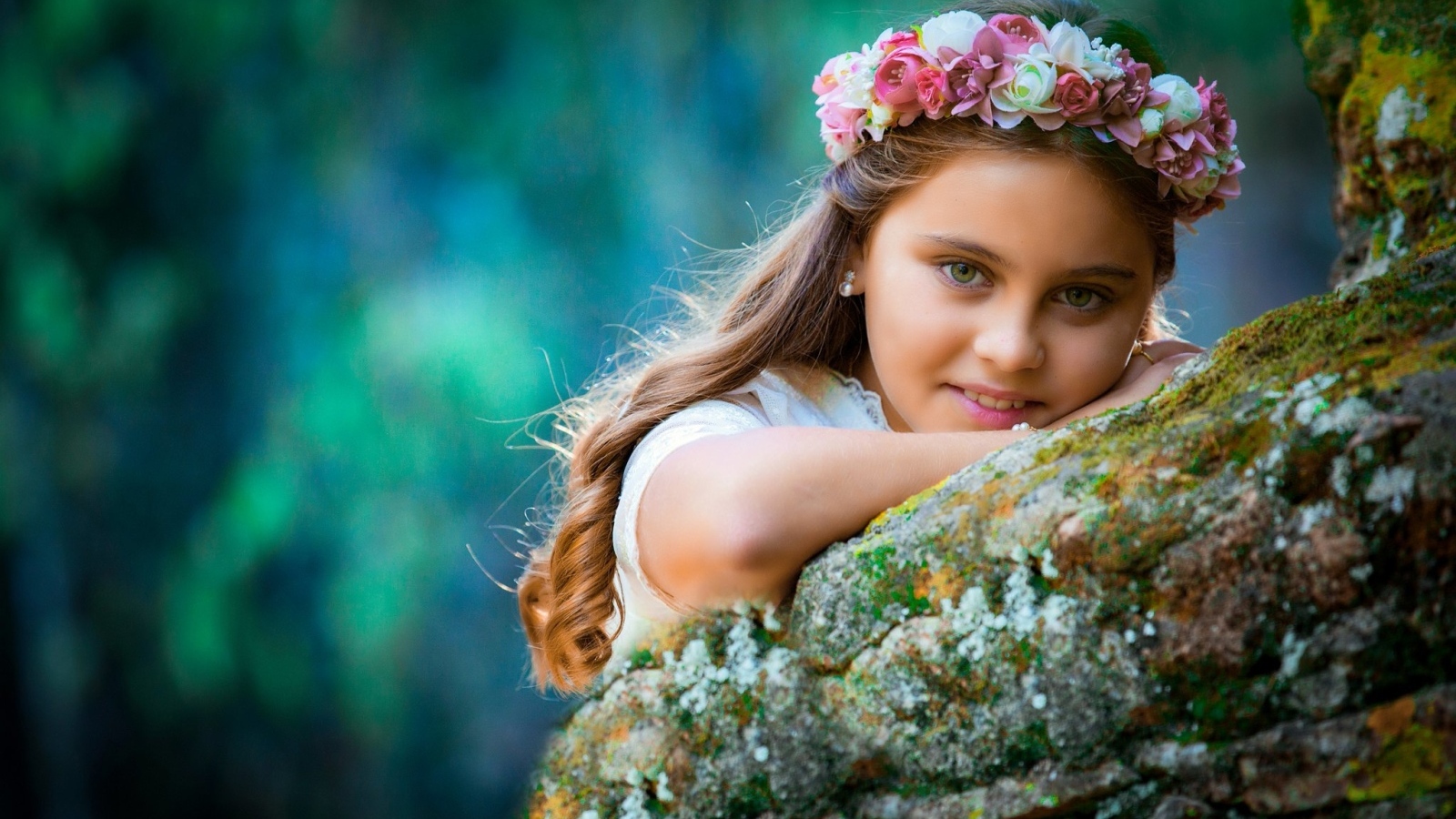 Девочка с венком на голове в саду