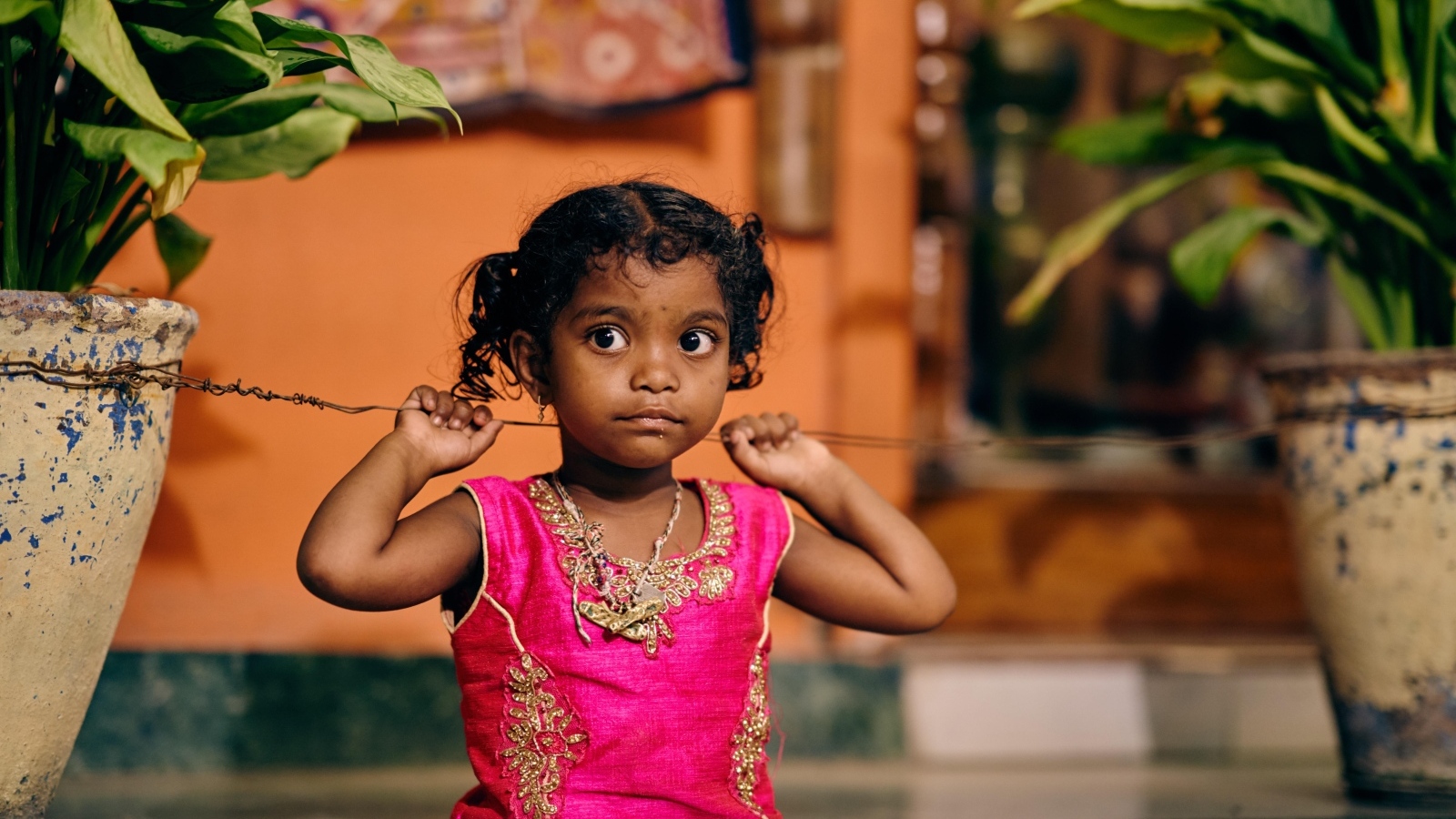 Девочка индианка в розовом платье