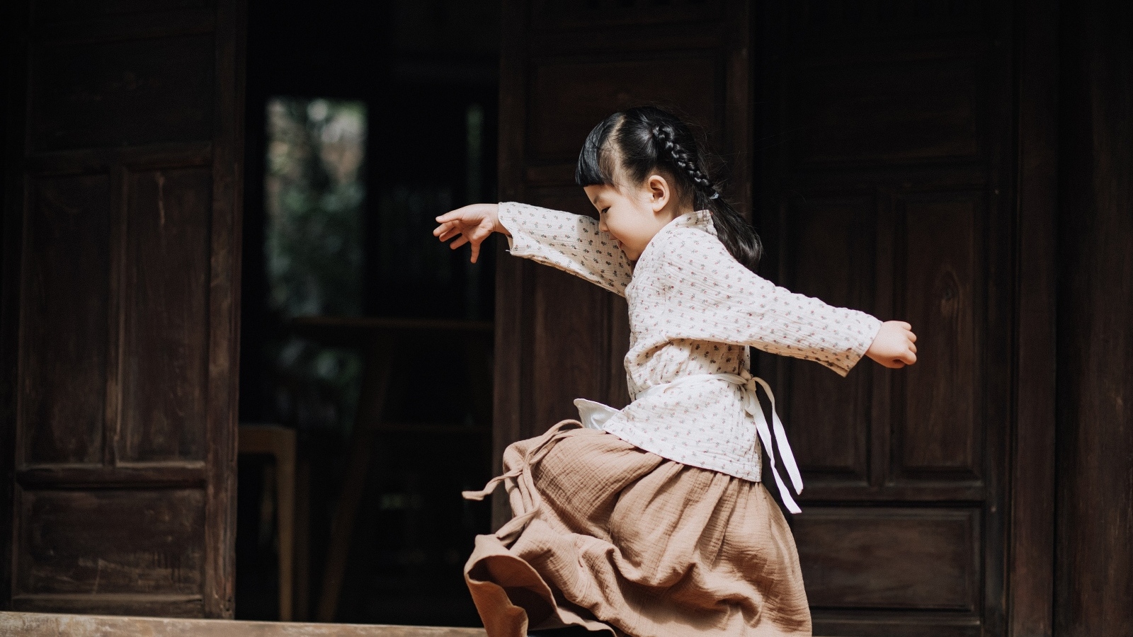 Маленькая девочка азиатка танцует