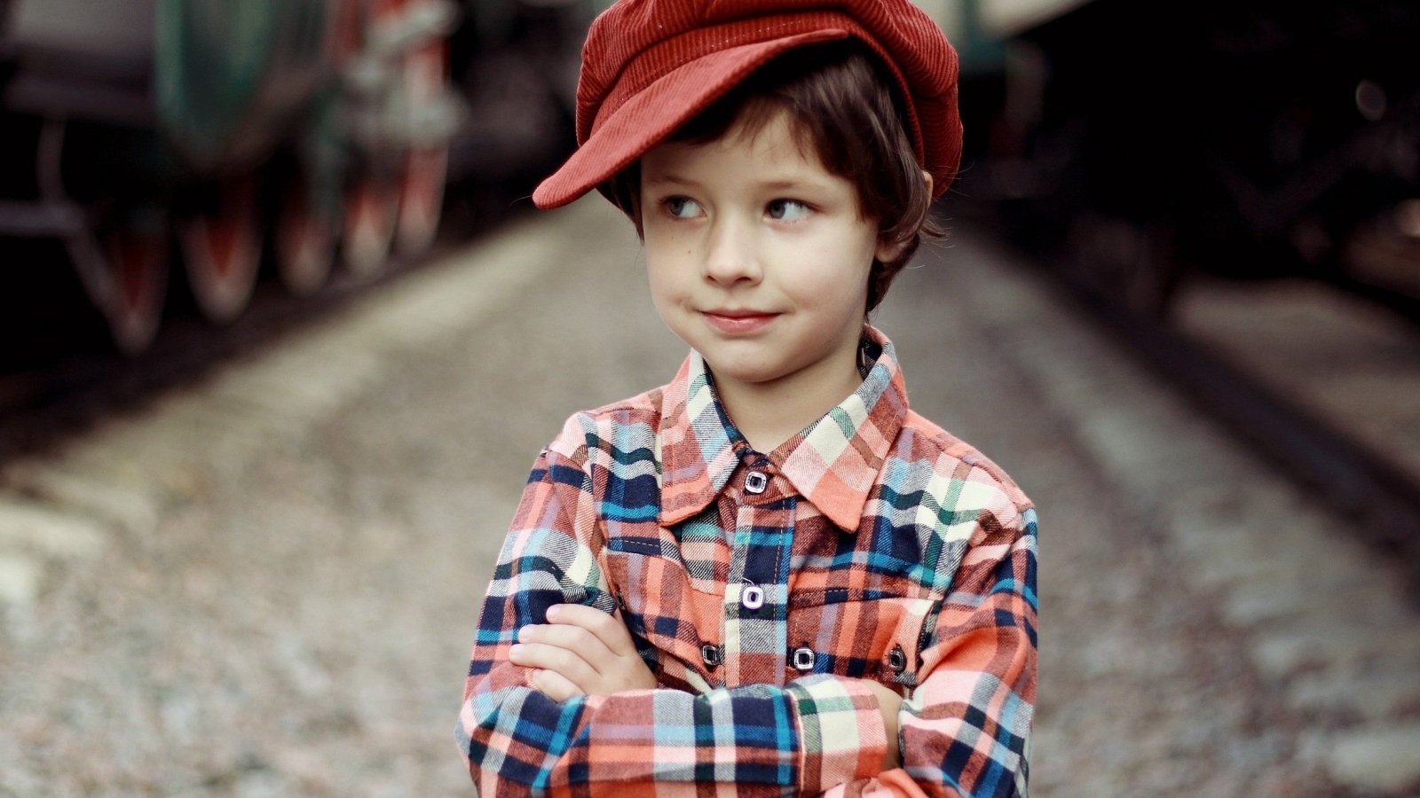 Маленький мальчик в красной кепке